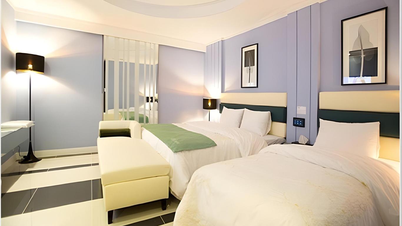 Hotel The One