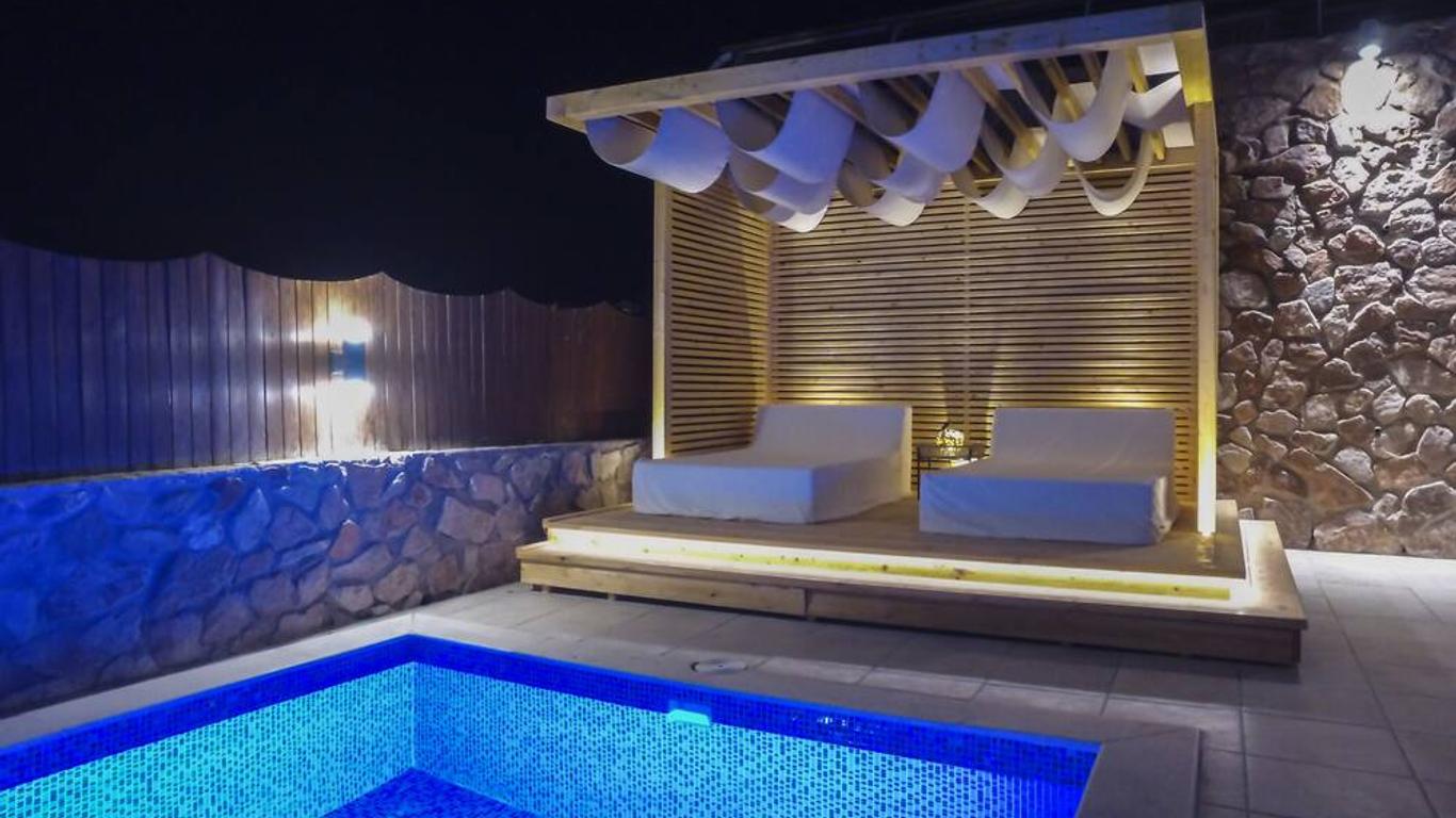 Luxury Suite by the pool