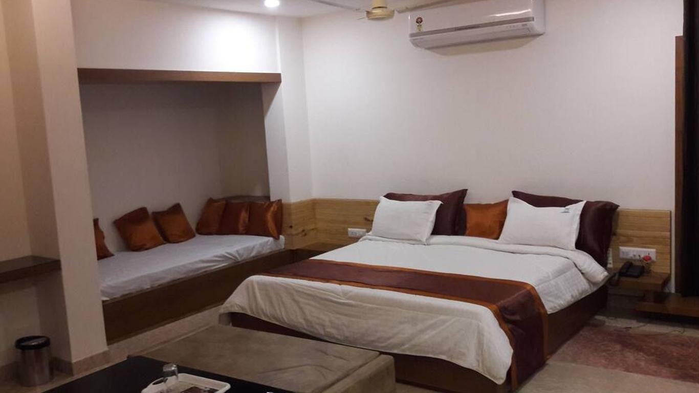 OYO 28448 Tree Top Residency