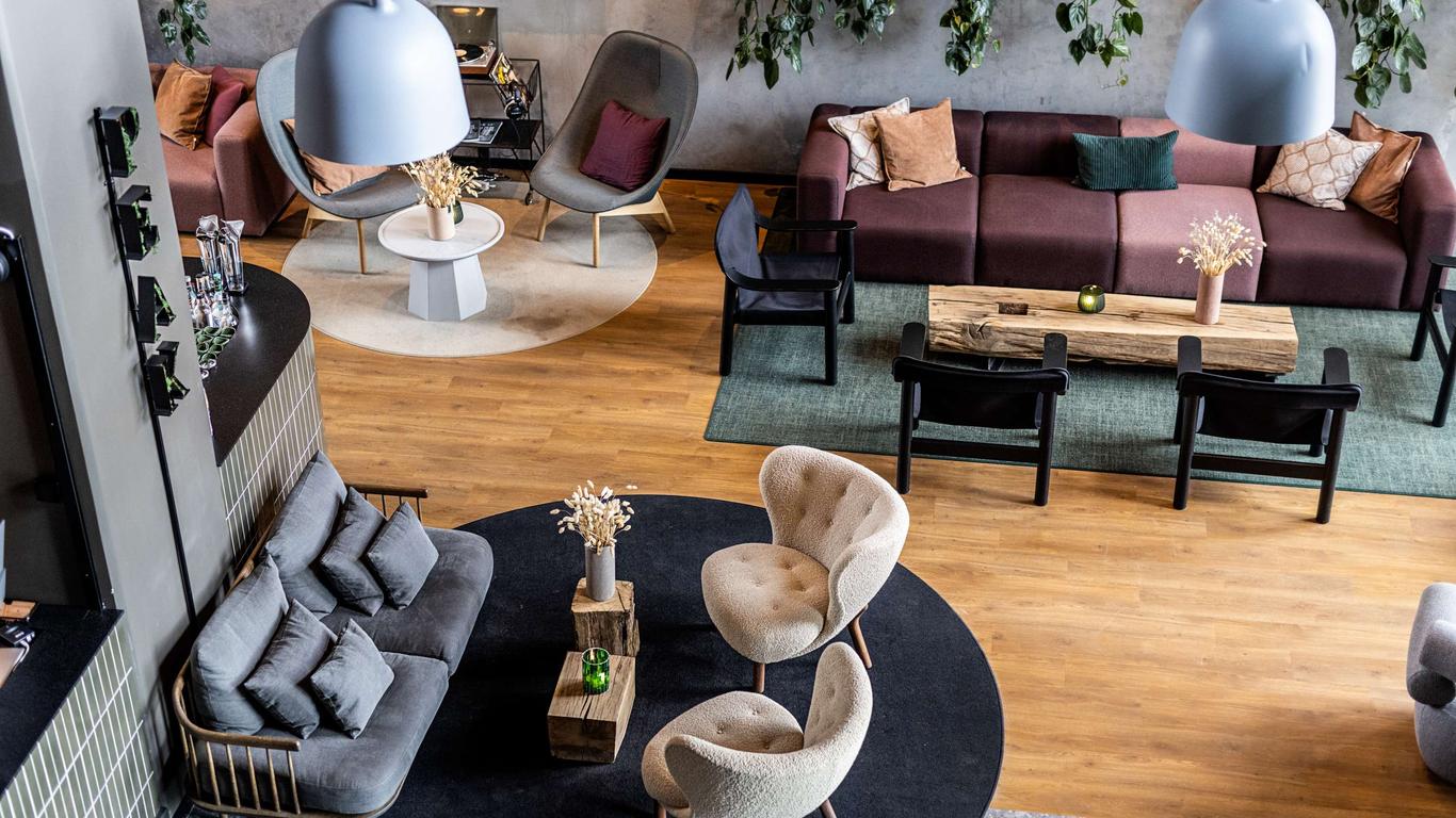 Peak 12 Hotel