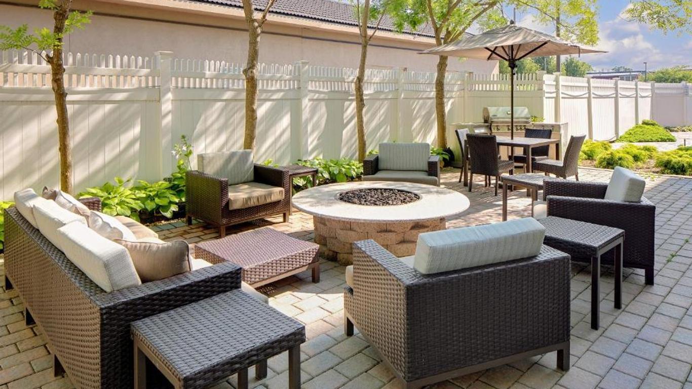 Courtyard by Marriott Long Island MacArthur Airport