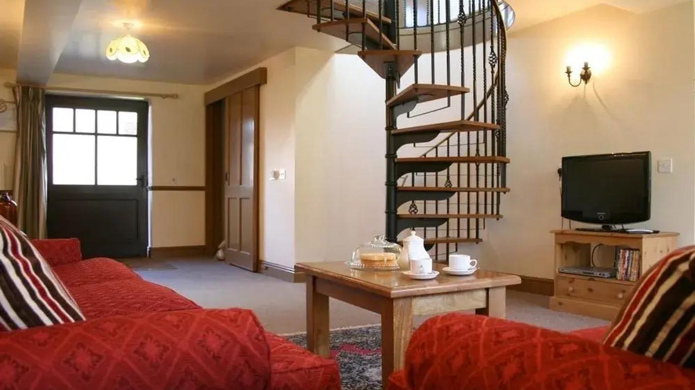 Bridge Farmhouse and Old Stables