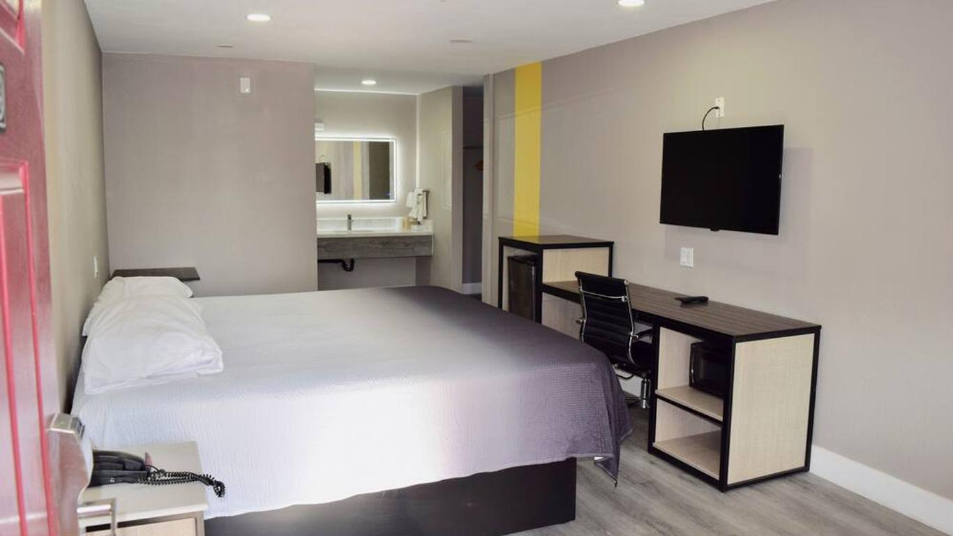 Super 8 by Wyndham Visalia
