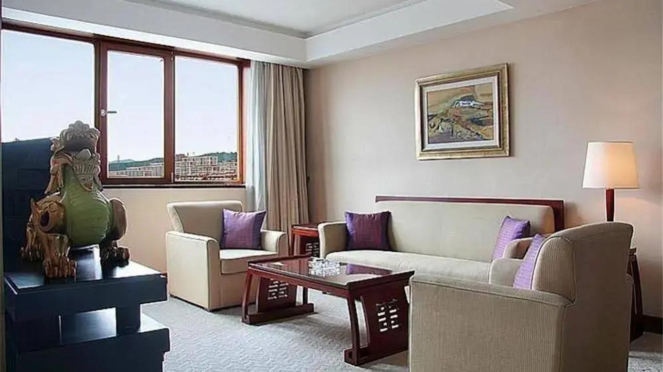 Chengde Tianbao Holiday Hotel