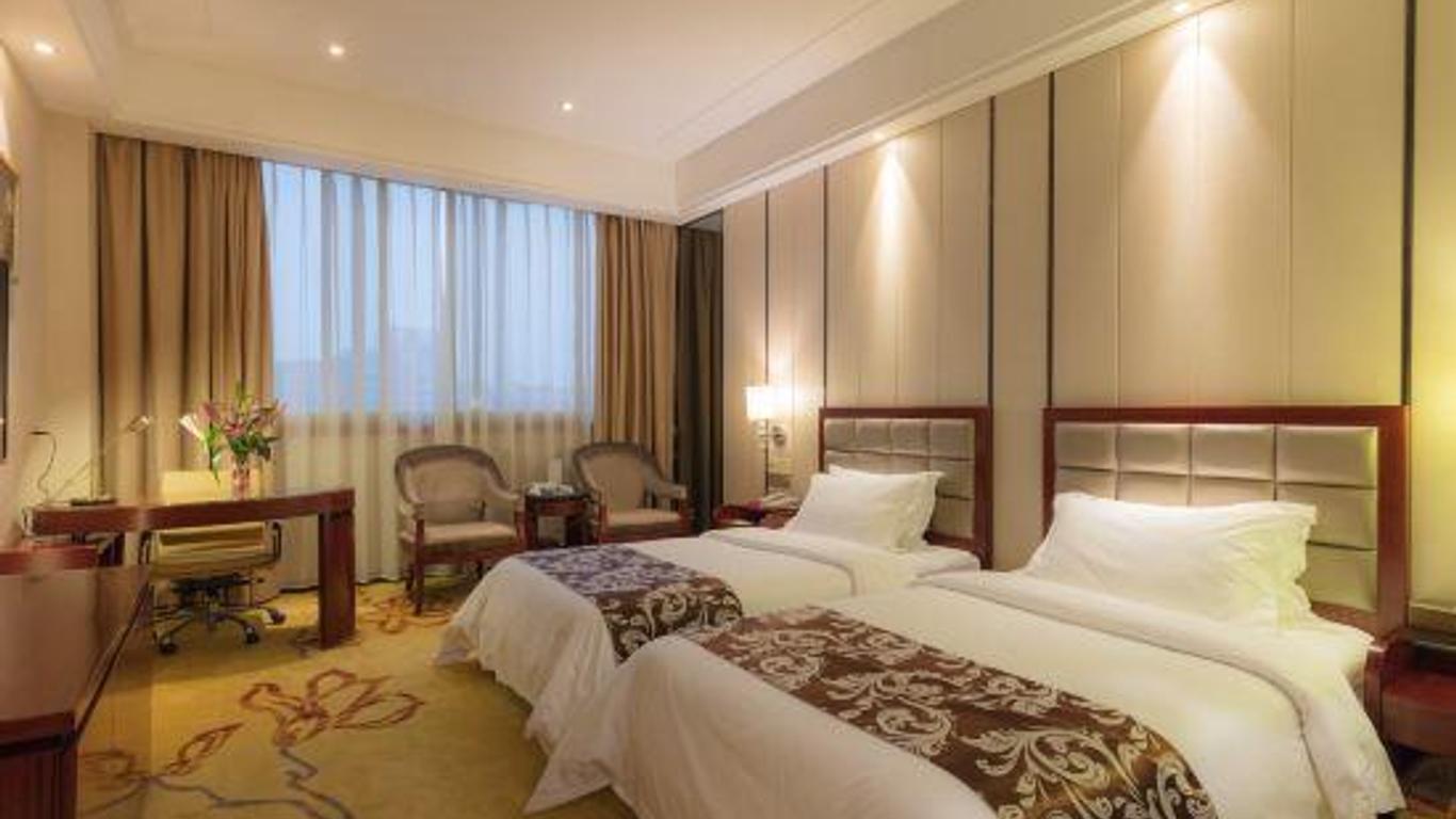 Deluxe International Hotel