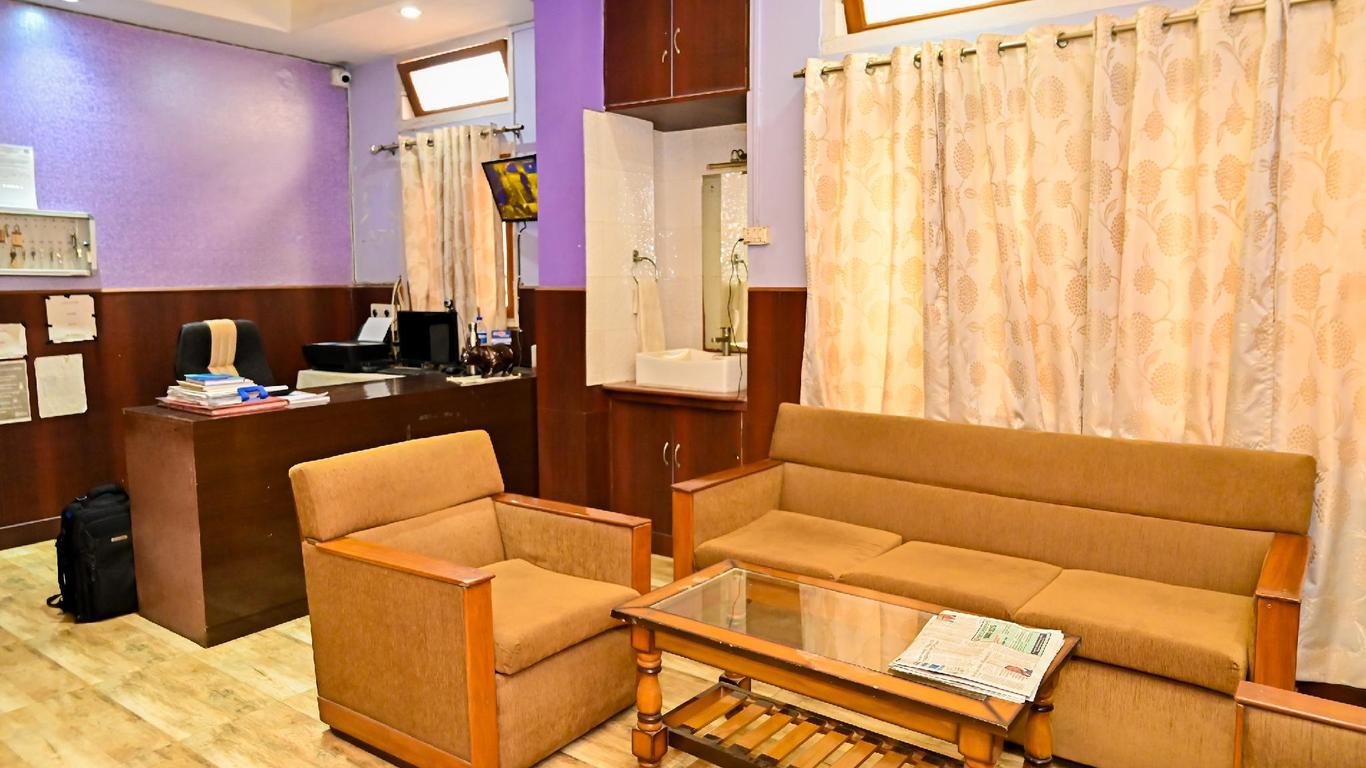 Oyo 11696 Holiday Inn Guest House