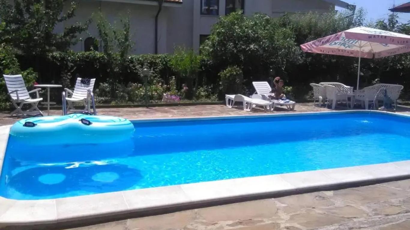 Family Hotel California - Varna