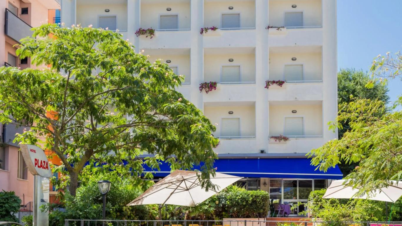 Hotel Plaza con piscina