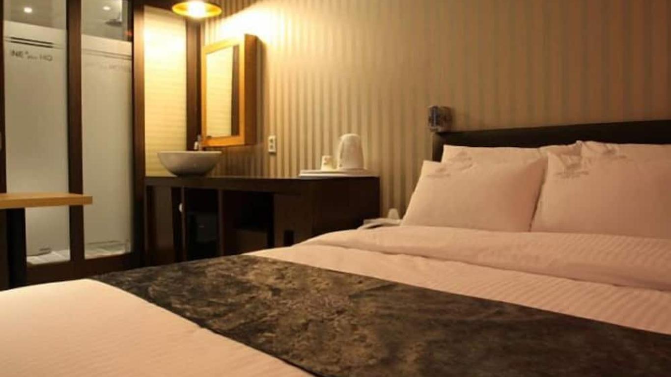 Line Plus Hotel