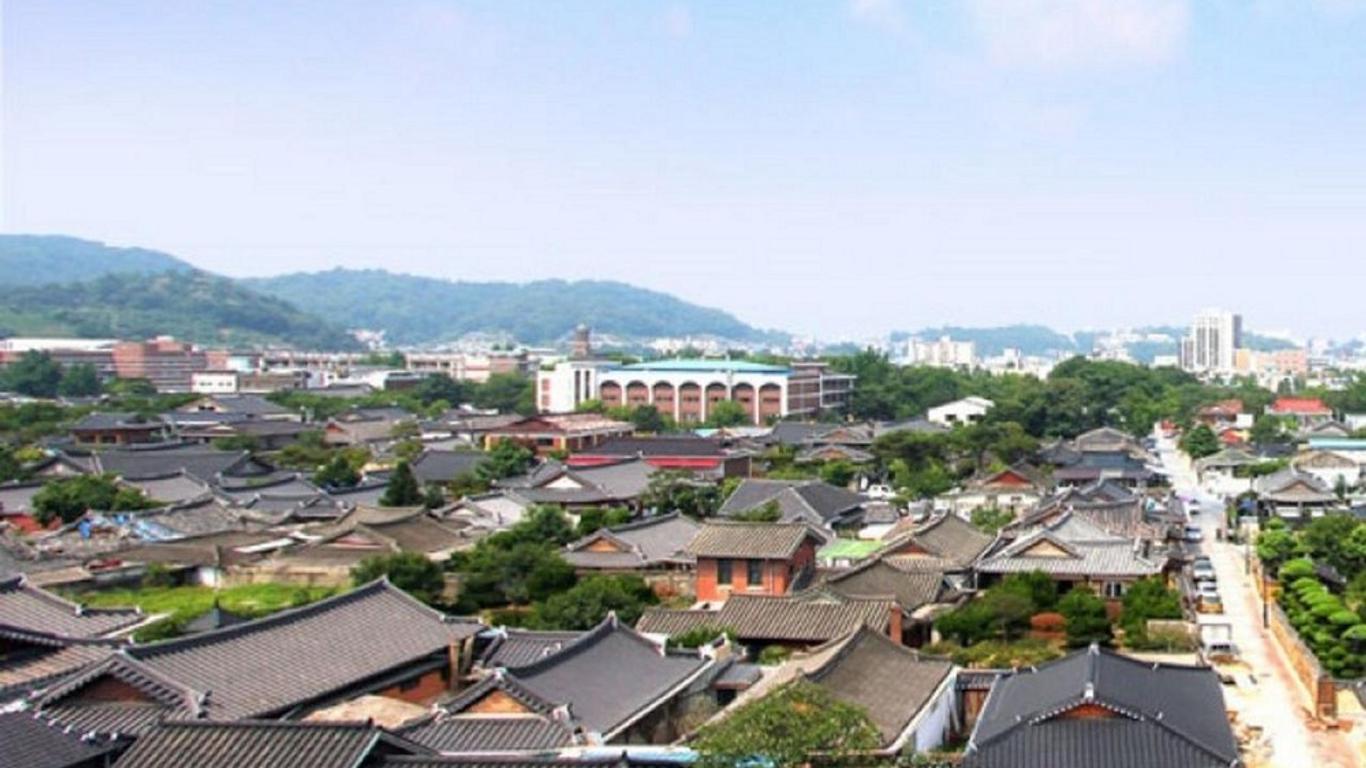 Jeonju Hanok village Under Mountain Pension