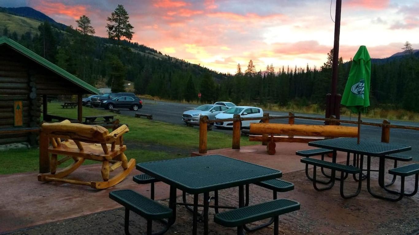 Pahaska Tepee Resort
