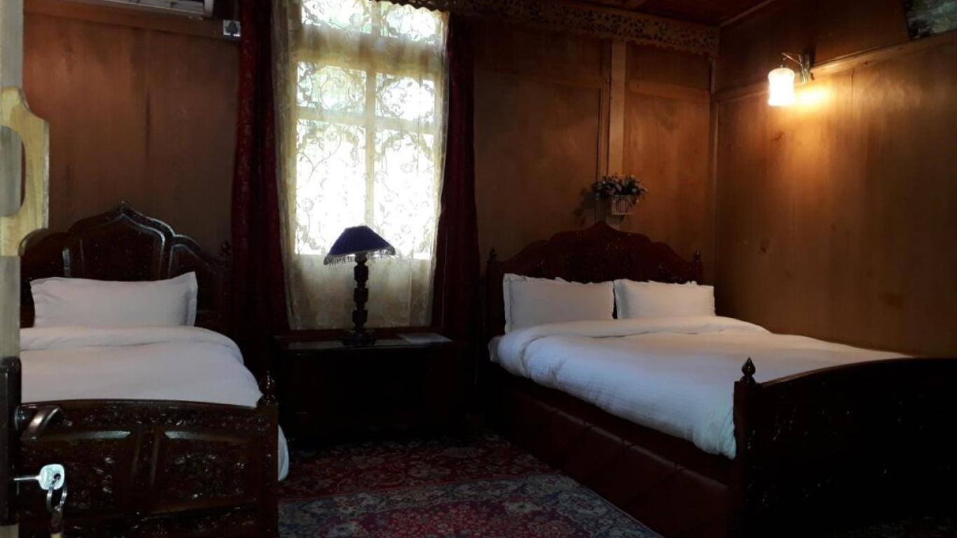 The Badyari Palace Houseboats