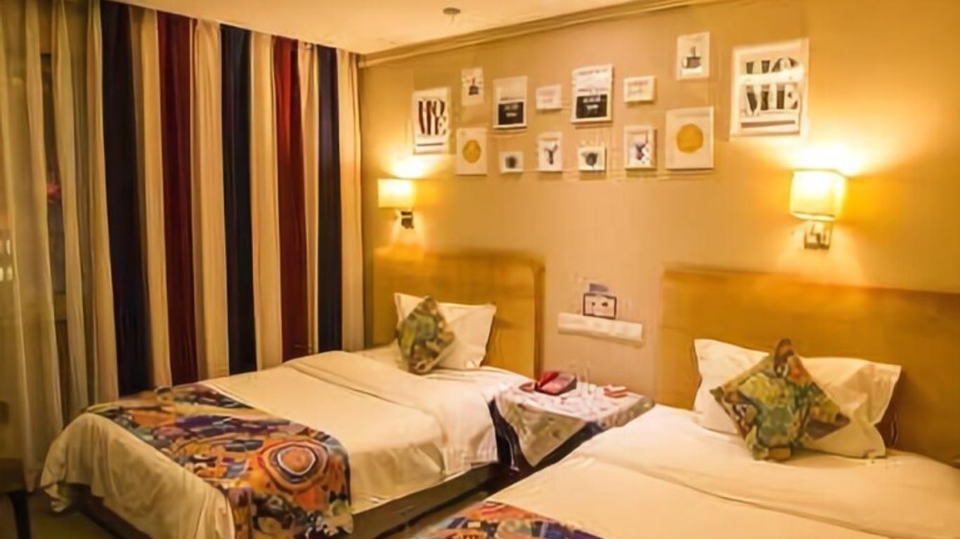 Four Seasons Holiday Hotel