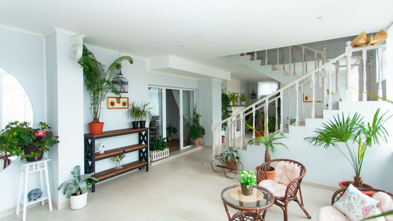 Maro Guest House