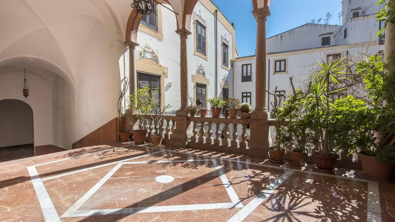 Casa degli Affreschi a Palazzo Lungarini