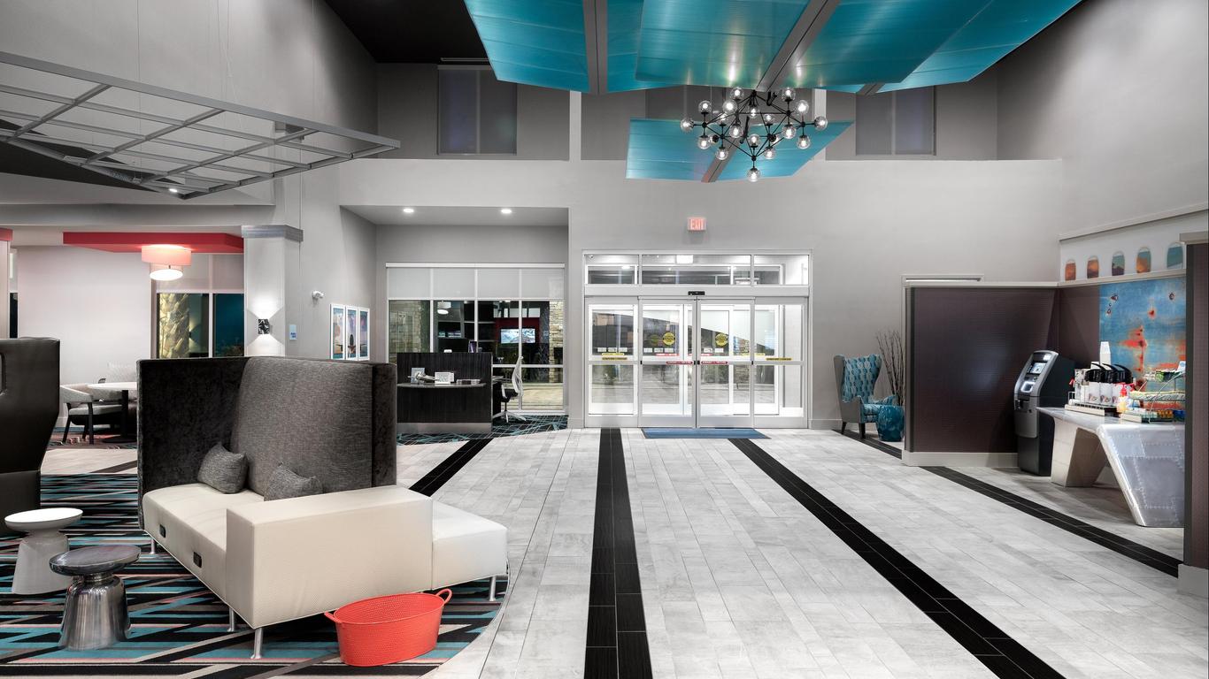 Holiday Inn Express & Suites - Charlotte Airport, An IHG Hotel