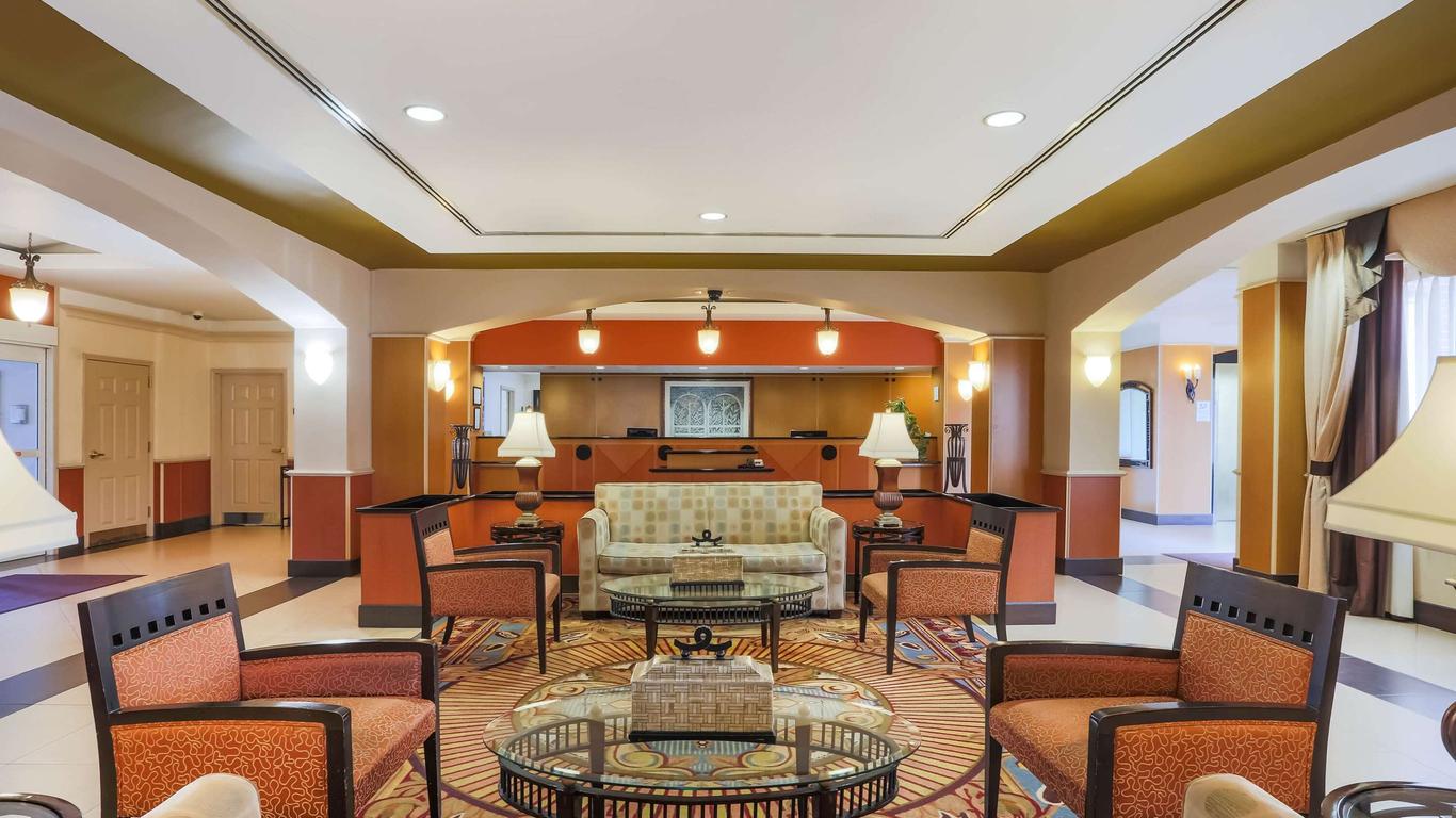 La Quinta Inn & Suites by Wyndham Islip - MacArthur Airport