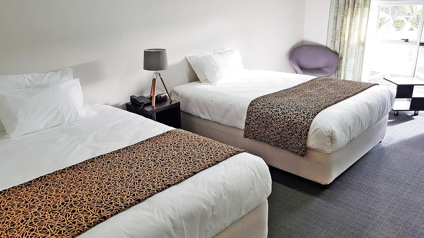 Airport Palms Hotel