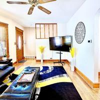 The Bumblebee Retreat - Stylish Cozy House Or Basement Near Downtown - With 300mb Wifi, Parking & Self Check-In