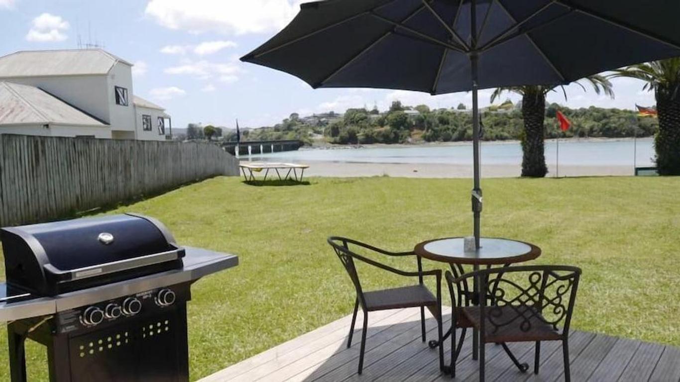 Raglan Palm Beach Motel