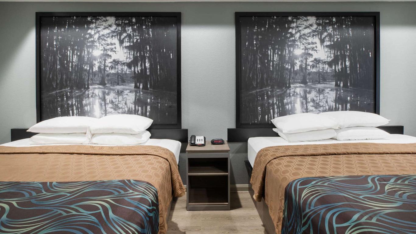 Super 8 by Wyndham Humble/Fallcreek/Houston