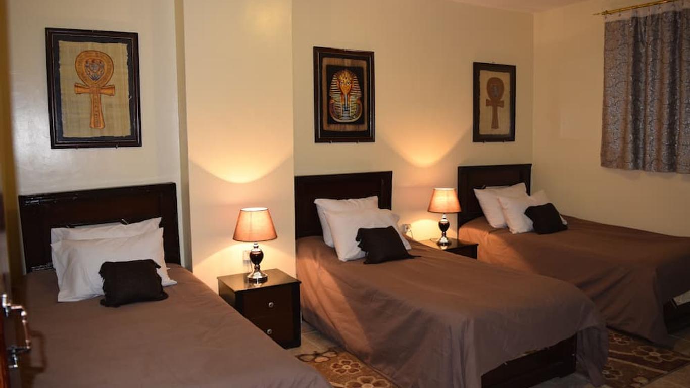Pyramids Overlook Inn