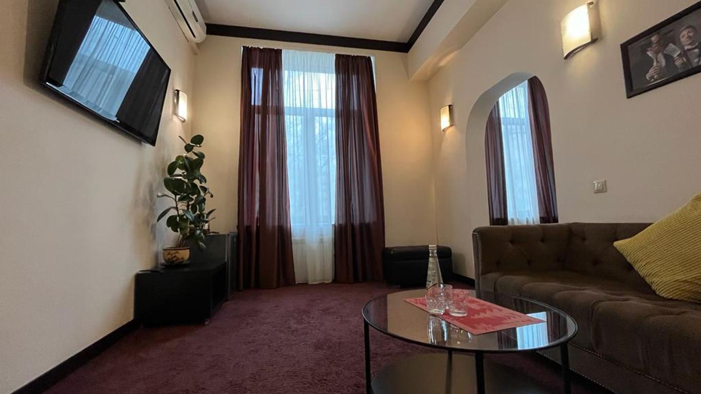 4 Rooms Hotel