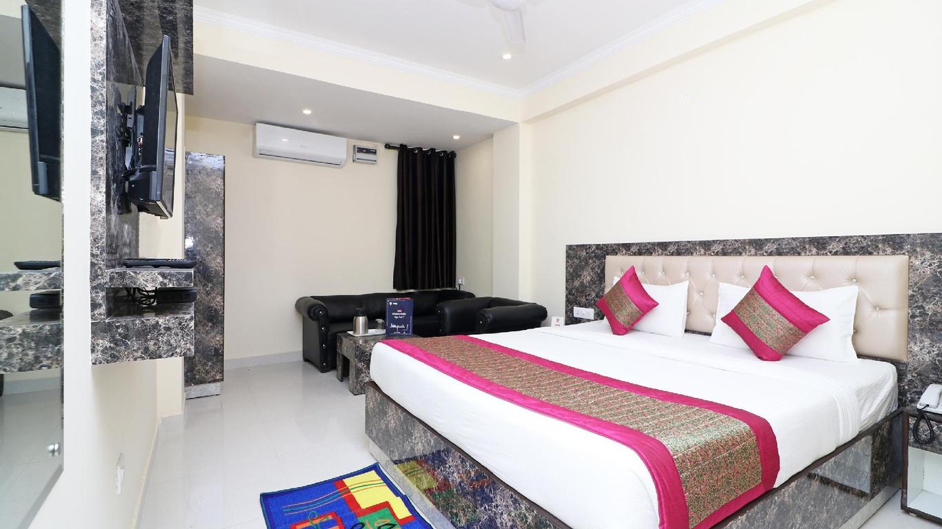 OYO 13658 Hotel Tanish Palace