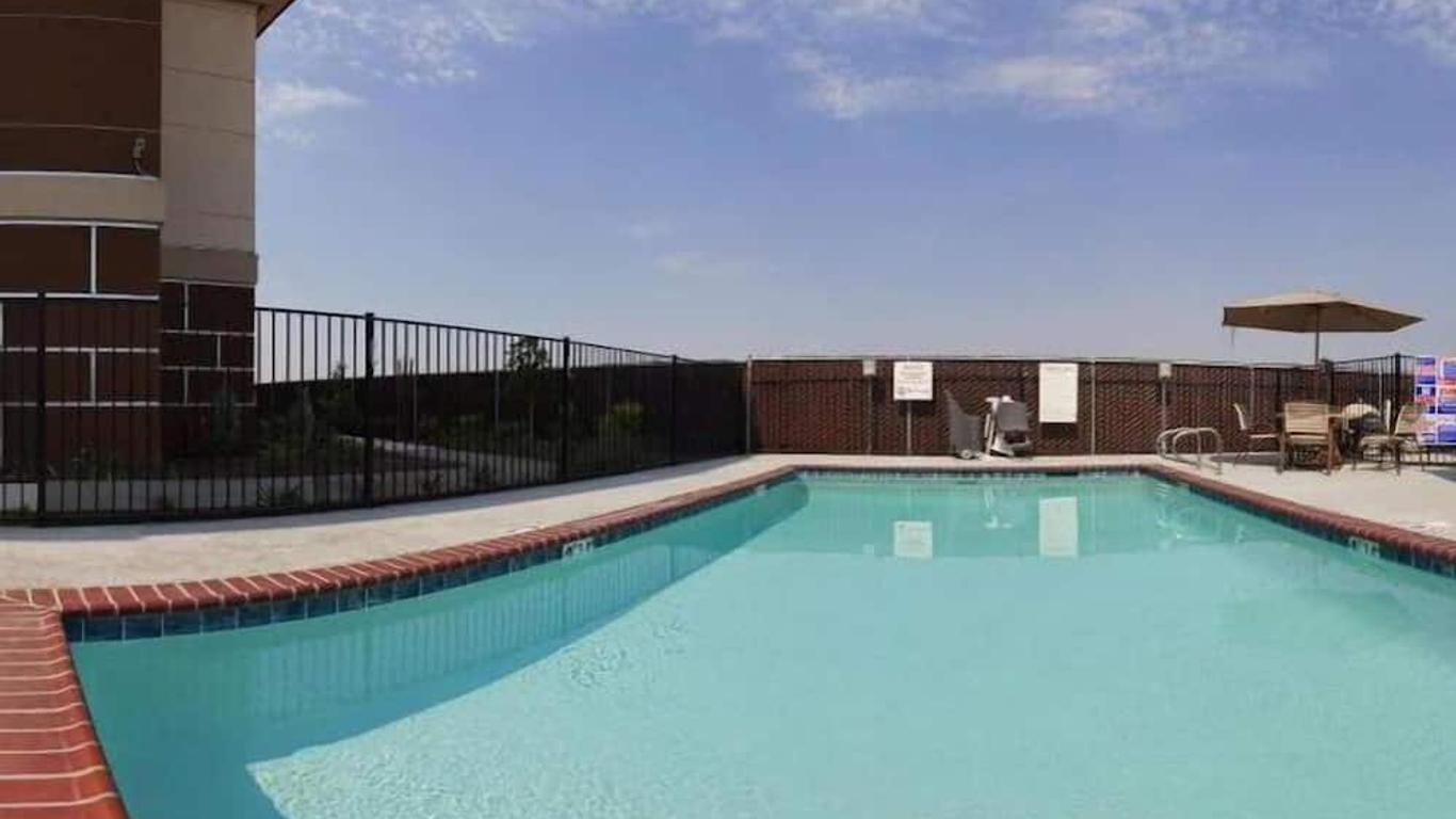 Holiday Inn Express & Suites Dinuba West