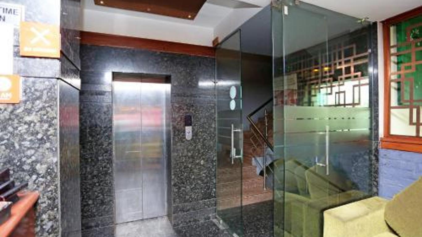 OYO 13602 Hotel The Town House