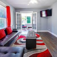 The Ladybug Lounge - Cozy Spacious Home Near Downtown With Parking, 500mb Wifi & Self Check In