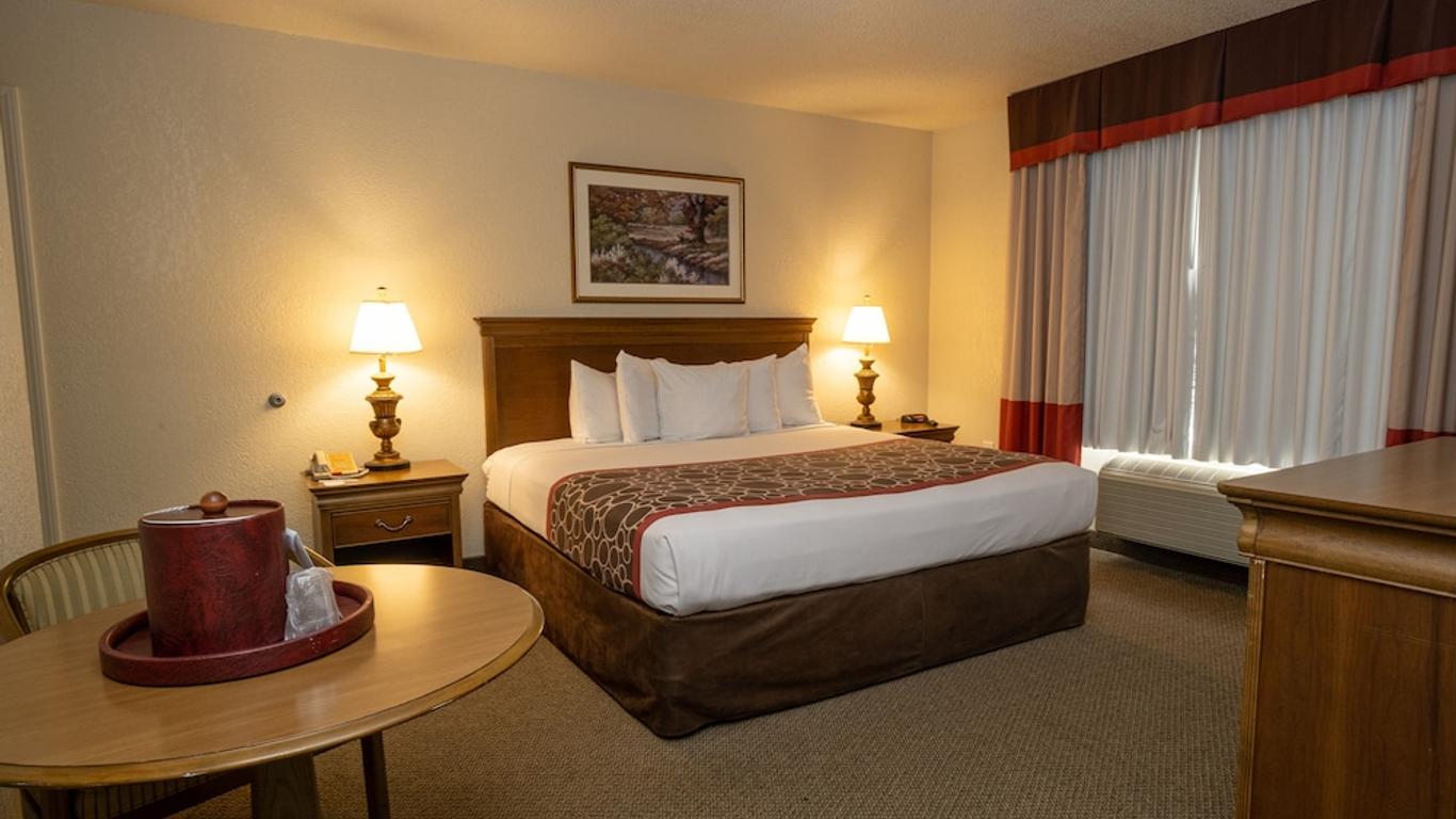 Hilltop Inn & Suites - North Stonington