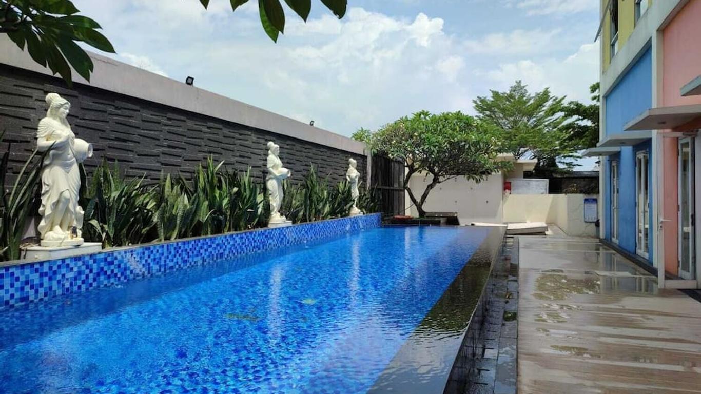 Front One Hotel Purwodadi