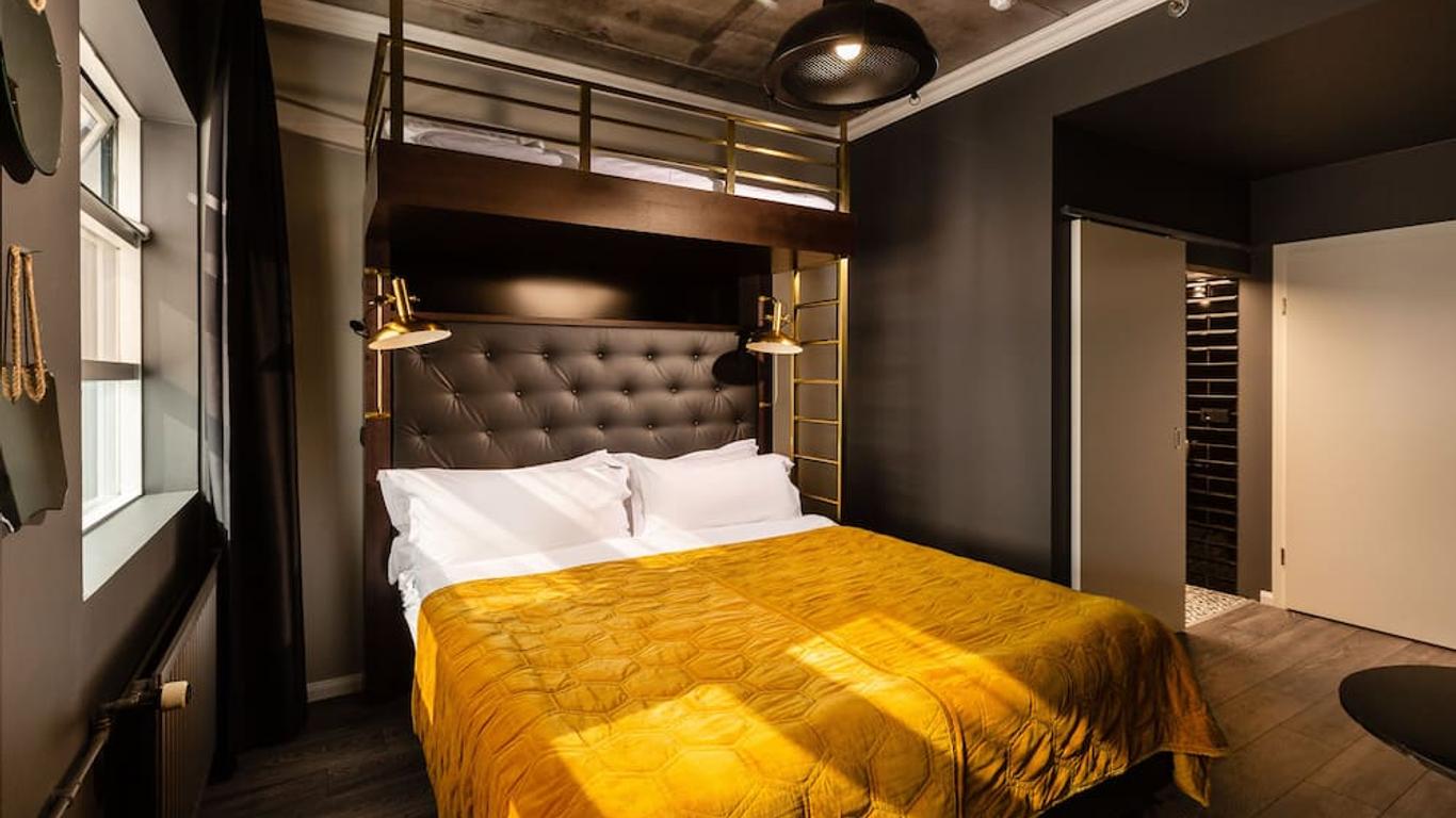 R13 - A Townhouse Hotel