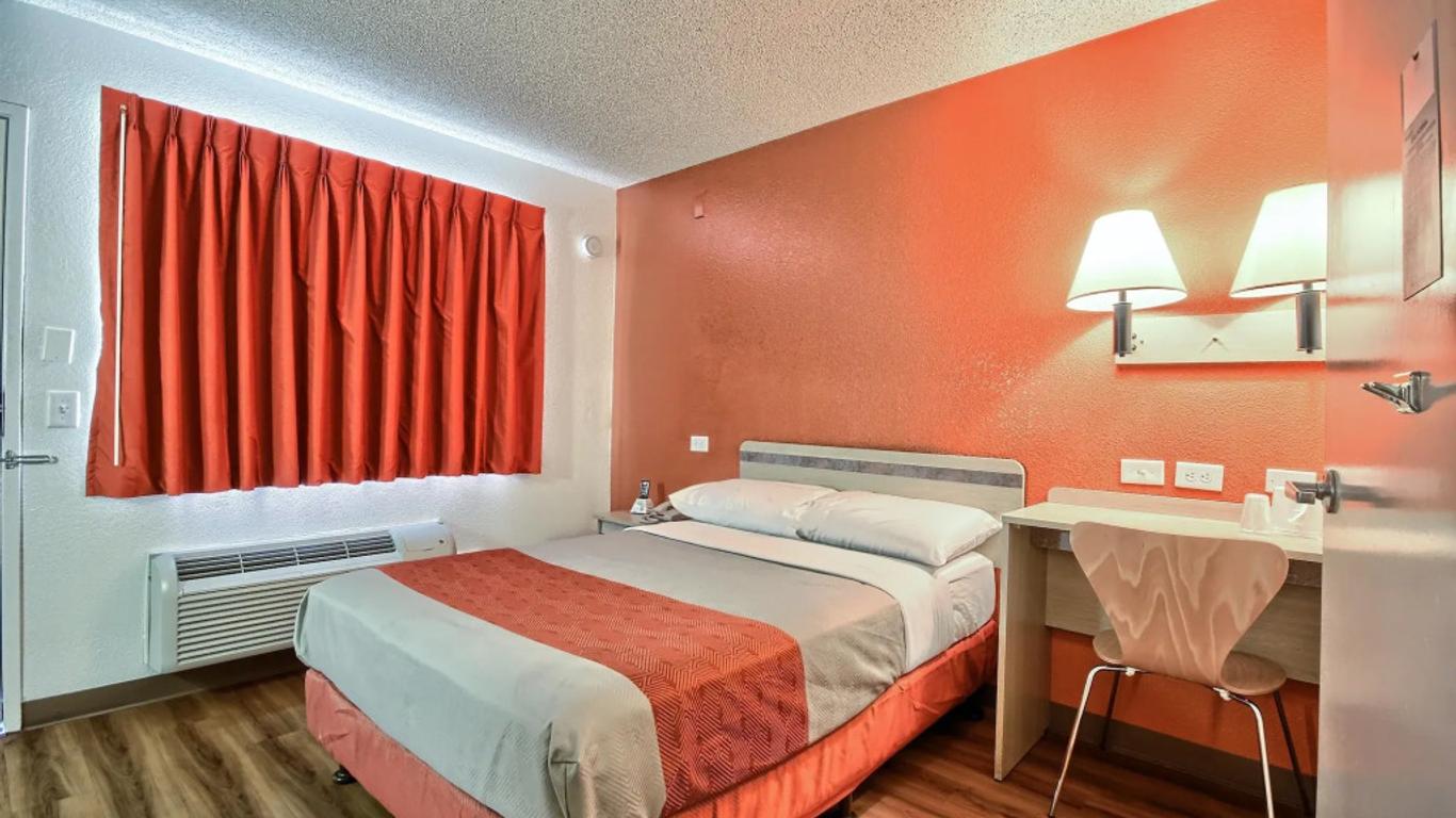 Motel 6 Fresno Blackstone South