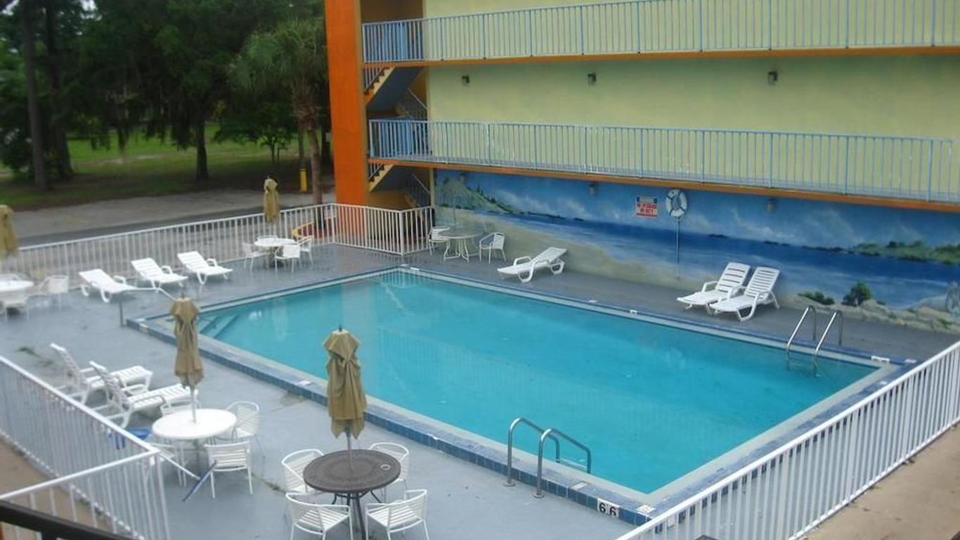 Lake Cecile Inn And Suites