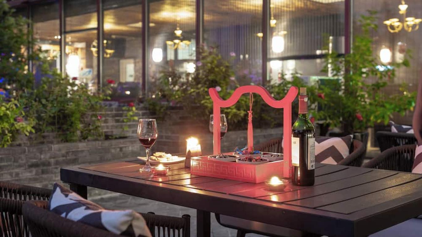 Hotel Cote Cour Deductive Beijing - Quadrangle close to Tiananmen Square & Forbidden City & Nanluoguxiang, Walk to Wangfujing, English speaking, Free WiFi, Free Laundry, Free Wonton & Noodles with Tour ticket service, Free selfies with ancient costume