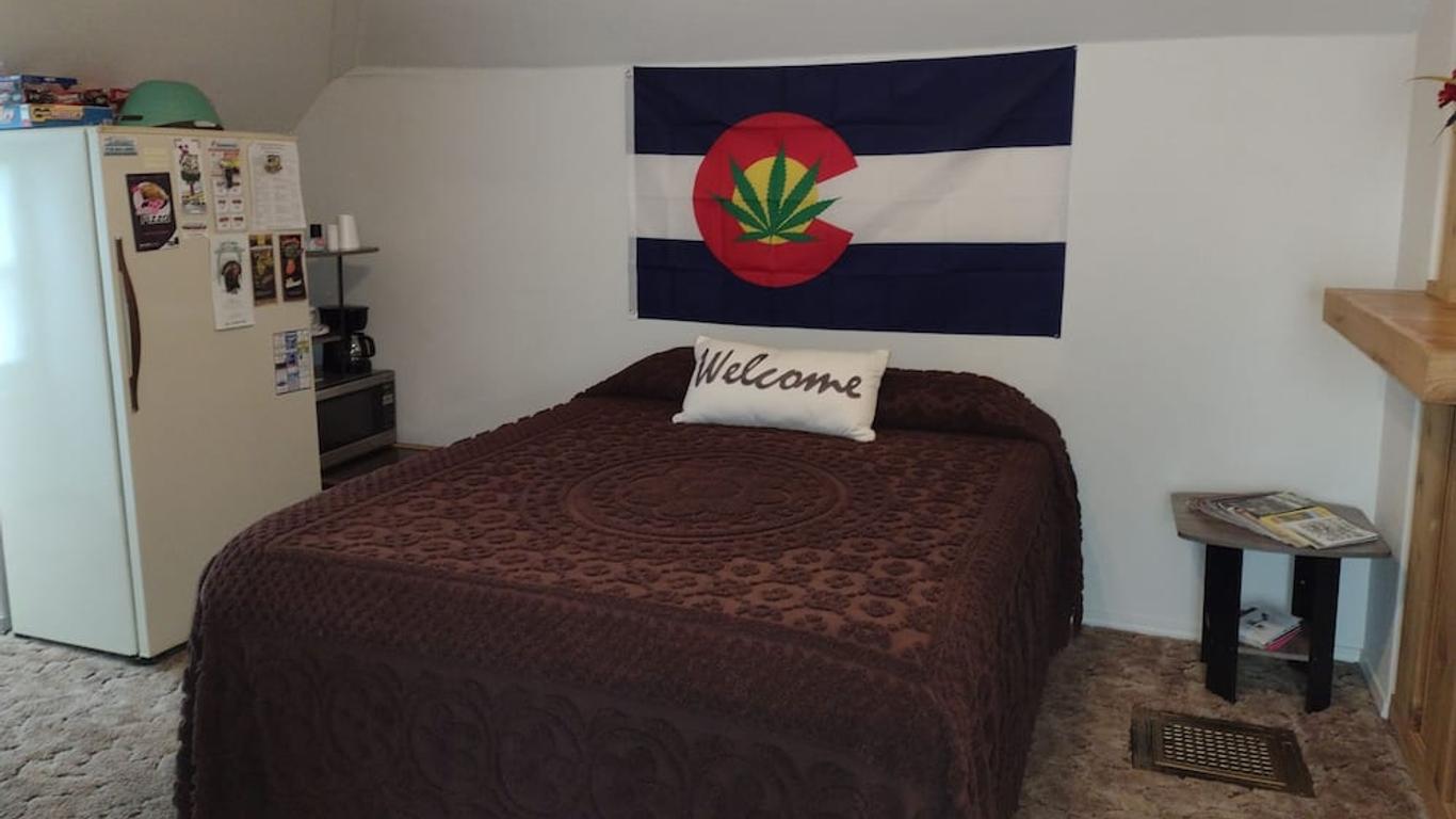 Quiet upstairs studio close to town 420 friendly