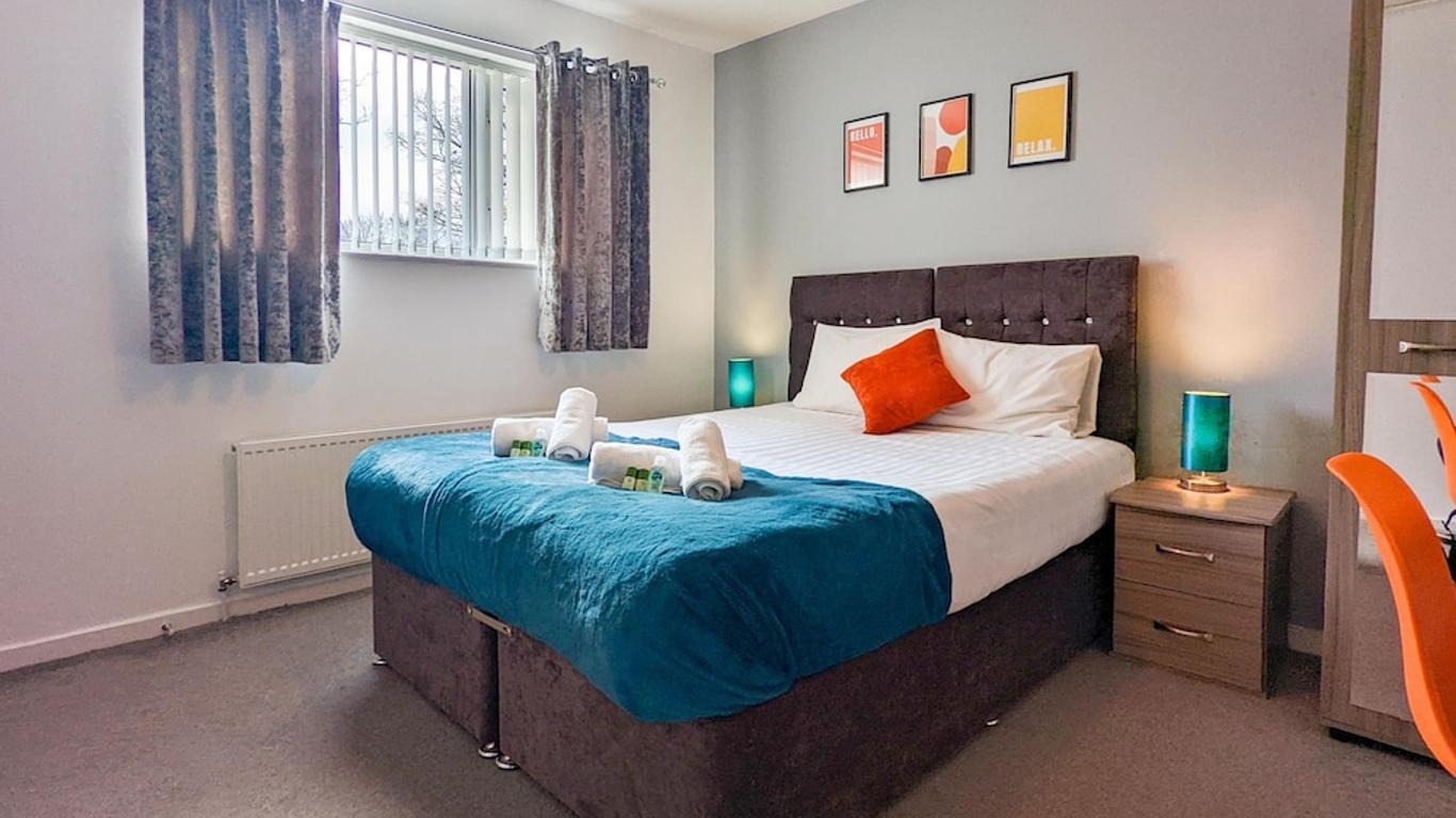 5-Bedroom Contractor House with 10 Beds Free Parking and Free WiFi - Outfield Homes by Your Lettings Short Lets & Serviced Accommodation Peterborough