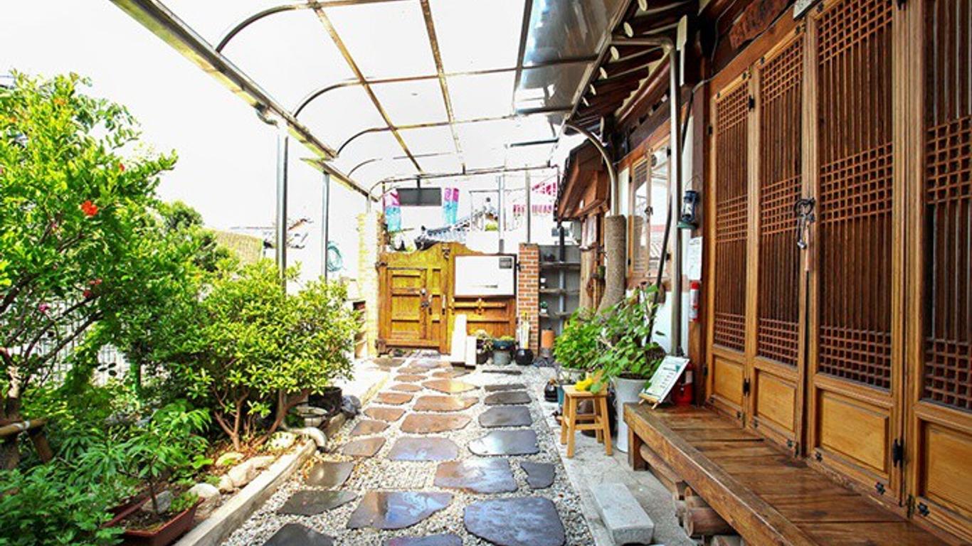 Jeonju Gyodong Oegatjip Hanok Pension