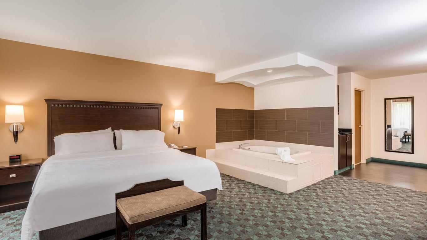 Holiday Inn Express & Suites Canton