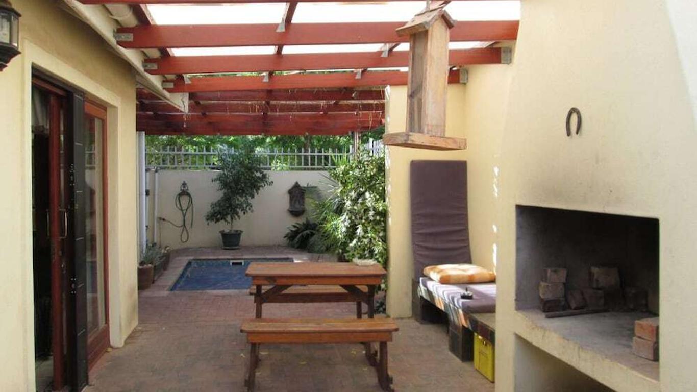 Tolbos Backpackers