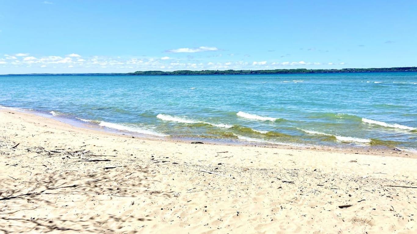 Elk Rapids Lakeshore Inn