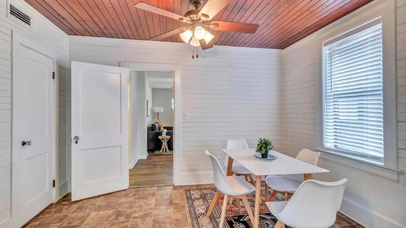 Amazing 1 BR apt - 1 block from Jax Beach!