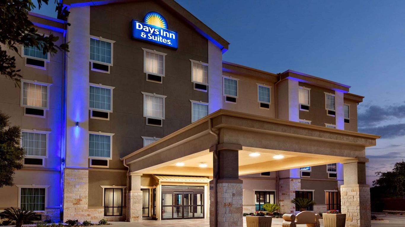 Days Inn & Suites by Wyndham San Antonio near Frost Bank Center