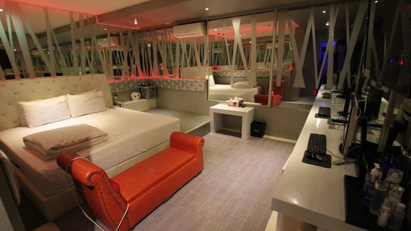 V1 Hotel