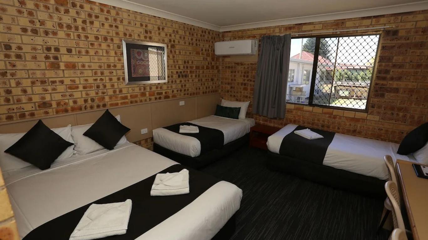 Clermont Country Motor Inn