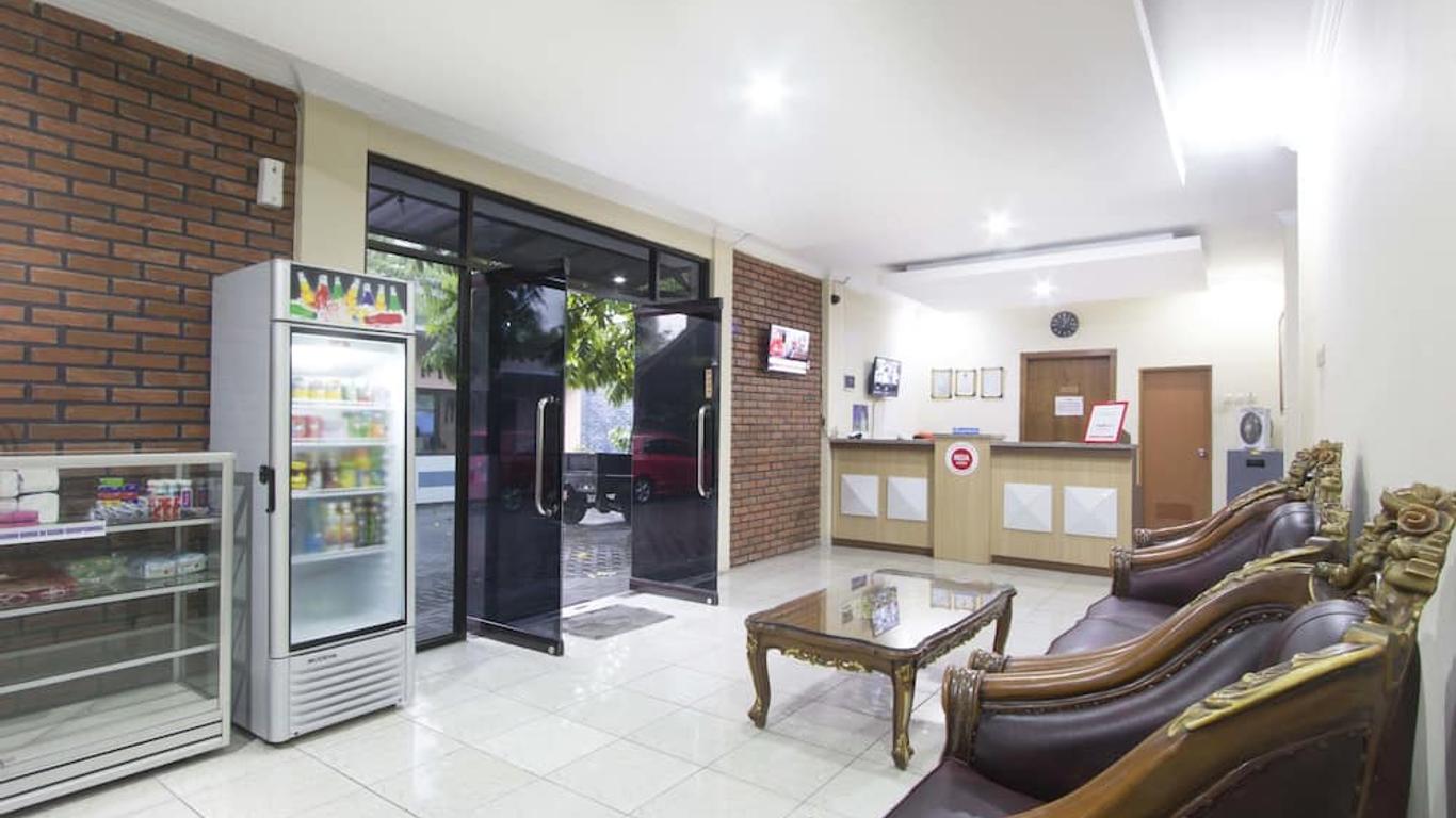 RedDoorz Plus near Stadion Mandala Krida