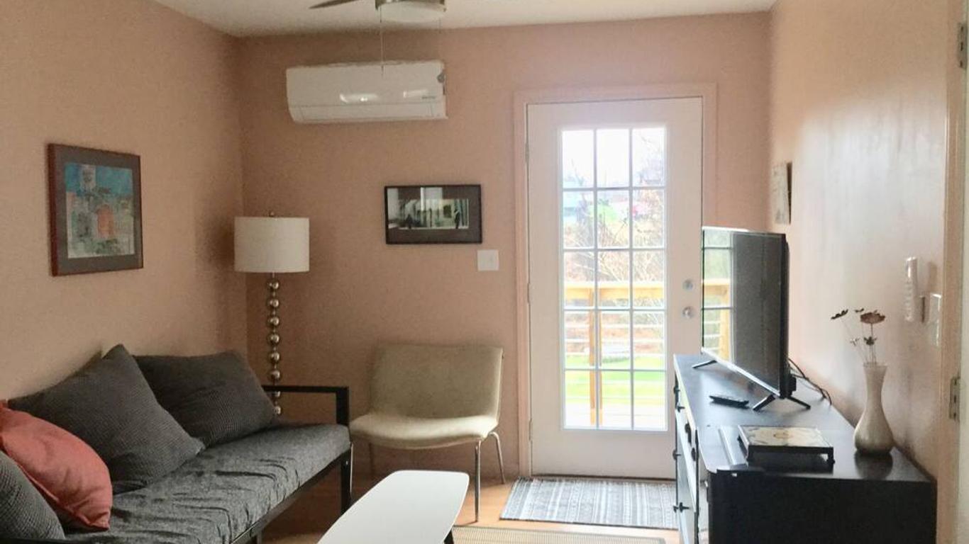 Charming, modern studio apartment close to hospitals, Biltmore and downtown.