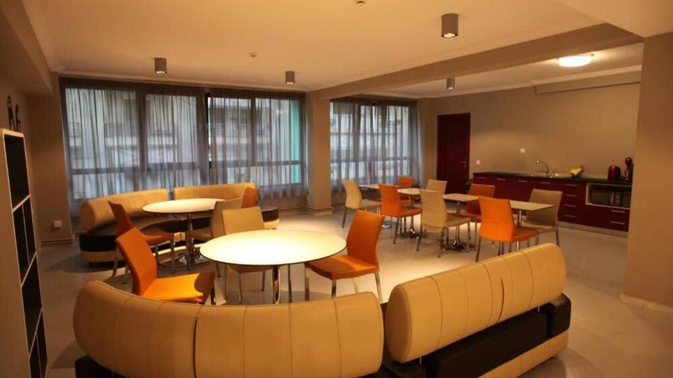 Stay Hybrid Youth Hostel